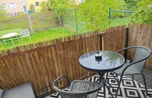 Hof Apartment | Stylish Apartment with Balcony Near FH - Pet & Child Friendly