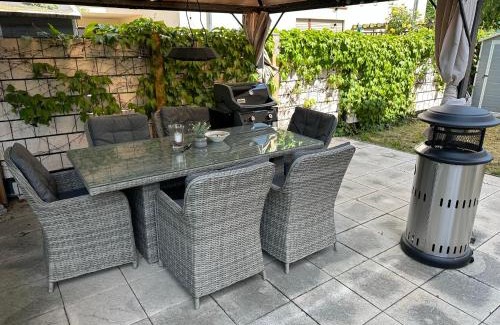 Taucha Apartment | Pet-Friendly Retreat with Garden & Oceanfront Views