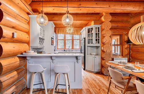 Fiddler Lake Resort House | Relax at Fiddler Lake Resort Chalet with Private Jacuzzi
