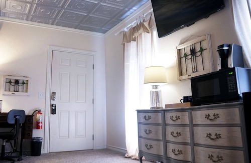 Carlsbad Bed & Breakfast | Discover Fiddler's Inn: Guest Rated 9.8 with Spa & Hot Tub