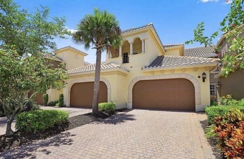 Naples Villa | Fiddlers Creek Naples: Exceptional Water Views & Office Space
