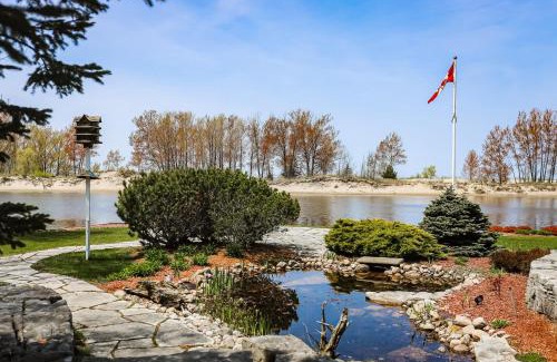 Wasaga Beach House | Fiddlers Green Cottage Two: Beachfront Family Retreat