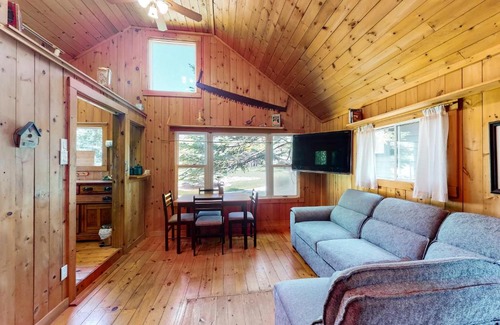 Wasaga Beach House | Fiddlers Green Cottage Two: Beachfront Family Retreat