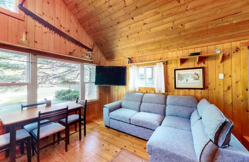Wasaga Beach House | Fiddlers Green Cottage Two: Beachfront Family Retreat