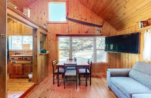 Wasaga Beach House | Fiddlers Green Cottage Two: Beachfront Family Retreat