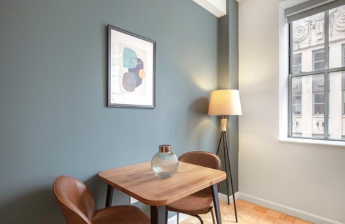 Financial District Apartment | Modern 1BR FiDi Retreat with Gym & Golf Simulator