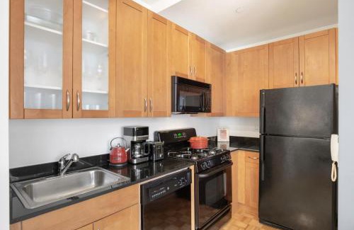 Financial District Apartment | Modern 1BR FiDi Retreat with Gym & Golf Simulator