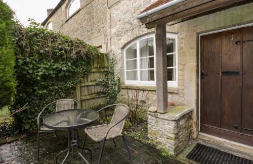 Cannards Grave House | Cozy Field Cottage: Family and Pet Friendly Getaway