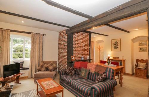 Cannards Grave House | Cozy Field Cottage: Family and Pet Friendly Getaway