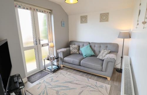 Grimsby House | Budget-Friendly Retreat at Field View - Guest Rated 7.4/10