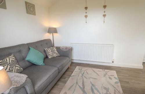 Grimsby House | Budget-Friendly Retreat at Field View - Guest Rated 7.4/10