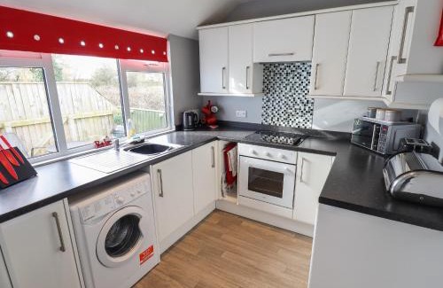 Grimsby House | Budget-Friendly Retreat at Field View - Guest Rated 7.4/10