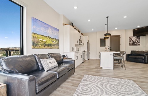 Manhattan Condo | Experience Fieldhouse | MHK - A Premier Colbert Hills Retreat