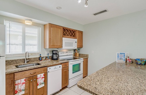 Cocoa Beach Cottage | Cozy Fiesta Flamingo Cottage Near Beach with Kayaks & Bikes