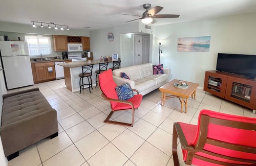 Cocoa Beach Cottage | Cozy Fiesta Flamingo Cottage Near Beach with Kayaks & Bikes