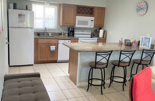 Cocoa Beach Cottage | Cozy Fiesta Flamingo Cottage Near Beach with Kayaks & Bikes