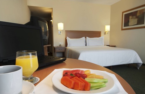 Ecatepec de Morelos Hotel | Inviting Fiesta Inn Ecatepec: Relax with Pool & Spa
