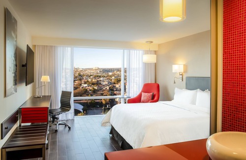 Mercurio Hotel | Discover Fiesta Inn Express Queretaro with Pool & Spa