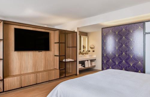 Zona Dorada Hotel | Discover Fiesta Inn Mazatlán: Family-Friendly with Pool