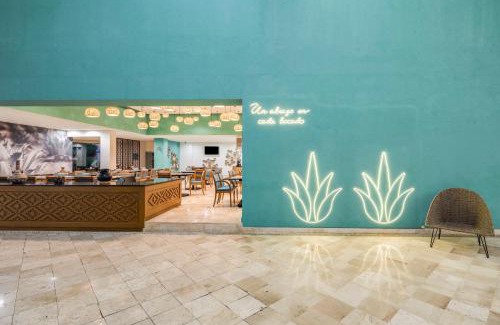 Oaxaca Hotel | Discover Fiesta Inn Oaxaca: Pet-Friendly with Pool & Dining