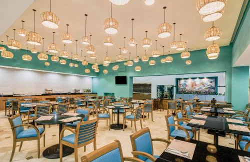 Oaxaca Hotel | Discover Fiesta Inn Oaxaca: Pet-Friendly with Pool & Dining