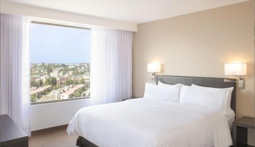 Puebla Hotel | Exceptional Fiesta Inn Parque Puebla with Pool & Pet-Friendly