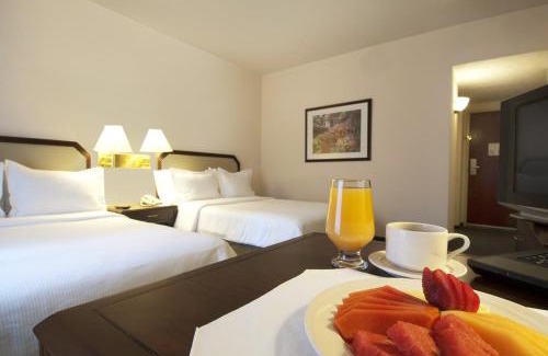 Toluca Hotel | Discover Fiesta Inn Toluca Tollocan with Pool & Pet-Friendly Options