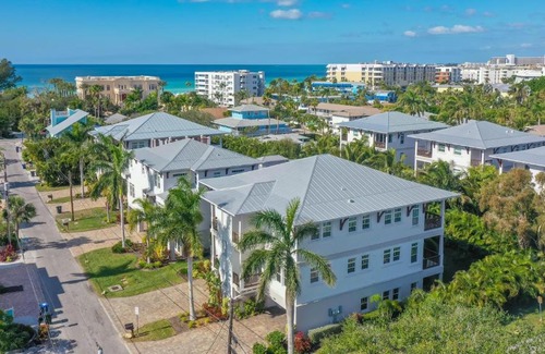 Siesta Key House | Experience Fiesta Playa: Family-Friendly Oasis with Pool