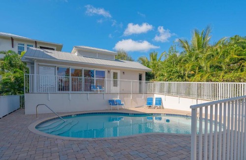 Siesta Key House | Experience Fiesta Playa: Family-Friendly Oasis with Pool