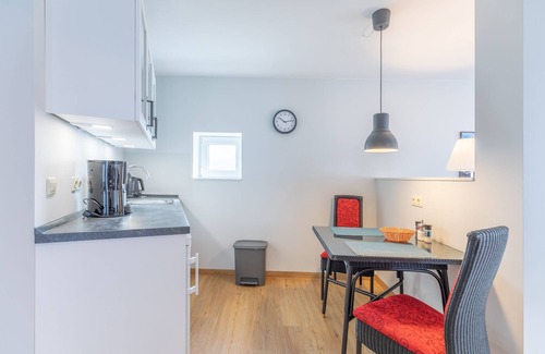 Zentrum Apartment | Explore Fietes Kajüte: Pet-Friendly Getaway for Two