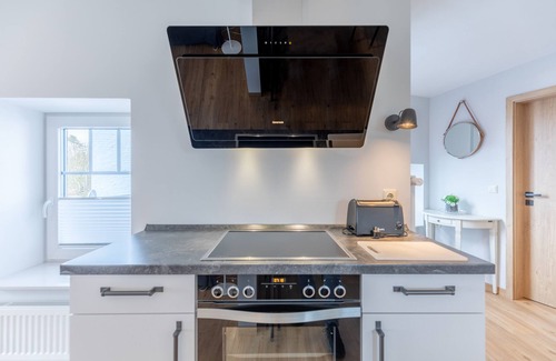 Zentrum Apartment | Explore Fietes Kajüte: Pet-Friendly Getaway for Two