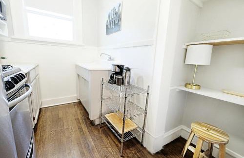 Lower Greenville Apartment | Cozy 1920s Studio Flat Near Lower Greenville – Pet Friendly