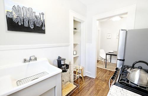 Lower Greenville Apartment | Cozy 1920s Studio Flat Near Lower Greenville – Pet Friendly