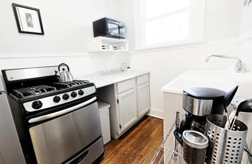 Lower Greenville Apartment | Cozy 1920s Studio Flat Near Lower Greenville – Pet Friendly