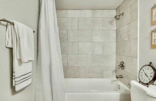 Old East Dallas Apartment | Discover Art Deco Elegance with Arboretum Tickets Included