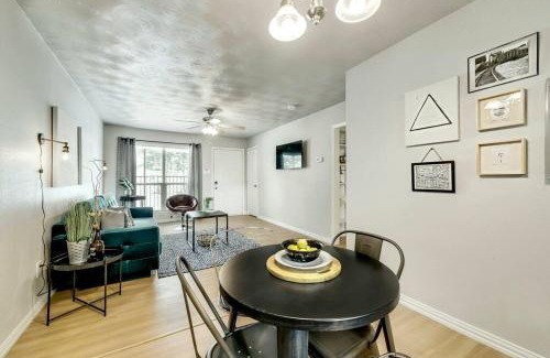 Old East Dallas Apartment | Discover Art Deco Elegance with Arboretum Tickets Included