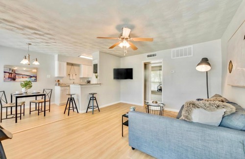 Old East Dallas Apartment | Explore the Dallas Vibe with Free Arboretum Tickets