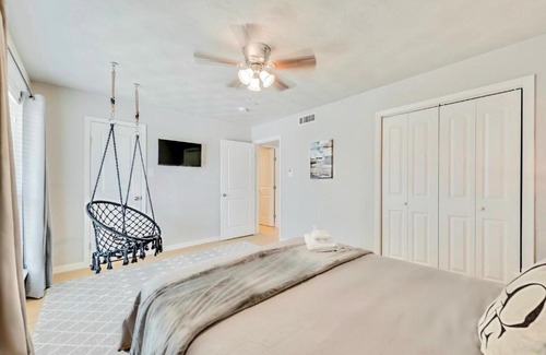 Old East Dallas Apartment | Explore the Dallas Vibe with Free Arboretum Tickets