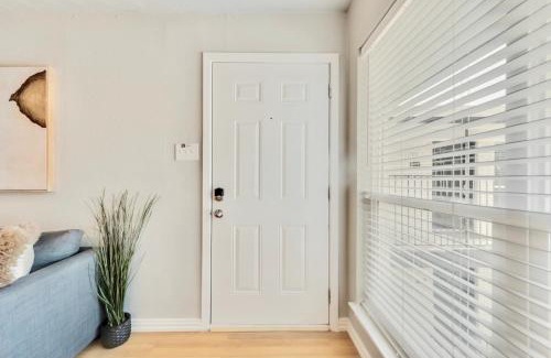 Old East Dallas Apartment | Explore the Dallas Vibe with Free Arboretum Tickets