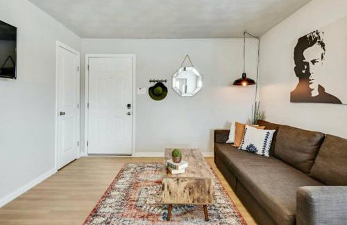 Old East Dallas Apartment | Pet-Friendly Haven: The Swank Near Downtown, Rated 9/10