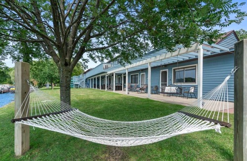 Mayfield Apartment | Pet-Friendly Fife Lake Condo with Fire Pit & Scenic Views