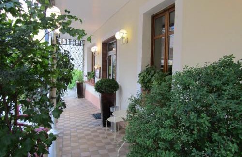 Serres Hotel | Pet-Friendly Fifi Moulin: Family Comfort & High Guest Ratings