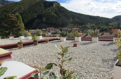 Serres Hotel | Pet-Friendly Fifi Moulin: Family Comfort & High Guest Ratings