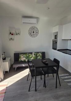 Tabua House | Family-Friendly Fifty's House with Private Beach Access