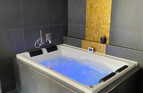Jihlava Apartment | Inviting FiftyShades Apartmán with Hot Tub and Child-Friendly