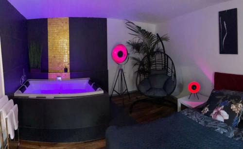Jihlava Apartment | Inviting FiftyShades Apartmán with Hot Tub and Child-Friendly