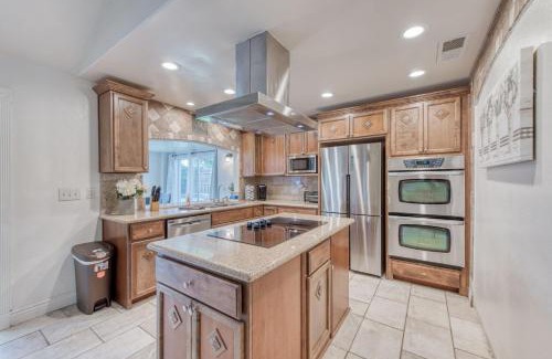 Fresno Apartment | Relaxing Fig Garden 4BR House with Pool & Ocean View