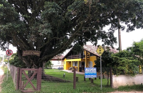 Garopaba House | Pet-Friendly Retreat at Address of Figueira