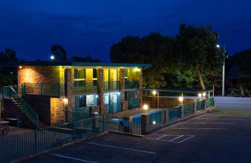 Narrandera Hotel | Cozy Fig Tree Motel: Family-Friendly with Pool & Dining