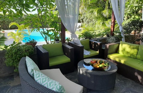 Sommerschield Bed & Breakfast | Figtree Guesthouse: Oceanfront Retreat with Pool & Views